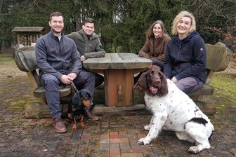 Die Förster von morgen: Wenn der Vogtlandwald zur Schulbank wird - Referendar Florian Rau (links) vom Forstbezirk Adorf mit den Forstinspektoren-Anwärtern Christian Schmitz, Antonia Reißmann und Maria Bischoff (rechts).