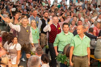 Die Fotos von der bisherigen Party auf der Sternquell Wiesn in Plauen – und wie die ersten beiden Tage liefen - Veranstalter der Sternquell Wiesn und OB Zenner bei der Eröffnungszeremonie am Donnerstag.