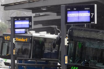 „Die Frage ist nicht ob, sondern wann“: Hackerangriffe auf Unternehmen im Erzgebirge - Die Anzeigetafeln am Annaberger Busbahnhof funktionierten bis vor Kurzem gar nicht. Der Fahrbetrieb war hingegen gar nicht betroffen.