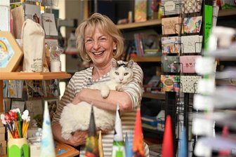Die Frau mit dem Kater: Schreibwarenladen in Rochlitz schließt für immer - „Es hat mich sehr geprägt und Spuren hinterlassen“, sagt Eva-Maria Zitzl. Nun freut sie sich mit Kater Moritz auf den Ruhestand.