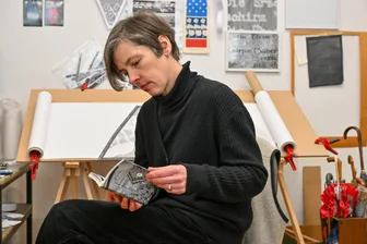 Die Frauen hinter den Adorfer Regenschirmen: Lesung widmet sich dem Leben der Arbeiterinnen - Künstlerin Lysann Németh liest am 28. Mai in Chemnitz aus ihrem Buch „Endkontrolle“.