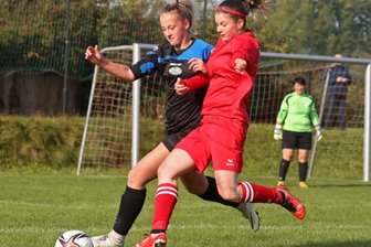 "Die Frauenteams werden oft als Klotz am Bein gesehen" - Nadja Adam vom SV Waldenburg (links) und Jamie Lee Marquardt von der SpG Glauchau/Crimmitschau lieferten sich am Sonntag in der Kreisklasse Mittelsachsen einen packenden Zweikampf - denn in Westsachsen gibt es nicht genügend Teams für eine eigene Liga. Am Ende siegte Glauchau/Crimmitschau mit 2:0.