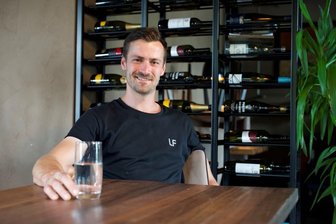 Die freche Küche im Vogtland: Neue Podcast-Folge "Genüsslich" aus dem Restaurant Lokalfilet in Oelsnitz - Kevin Seidel im Restaurant Lokalfilet.