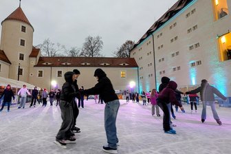Die Freiberger Eisbahn ist in die Saison gestartet - das sollten Besucher wissen - Die Eisbahn im Schloss Freudenstein in Freiberg ist bis zum 22. Februar geöffnet.