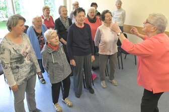 Die Freiberger Hinkelsingers: Wie Musik die Omas verbindet und ihr Publikum begeistert - Heidi Hinkel mit ihrem Chor Hinkelsingers zur Probe im „Bunten Haus“ Freiberg.