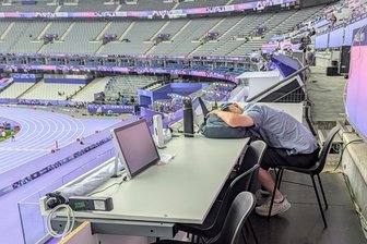 Die „Freie Presse“ in Paris: Wir sind dann mal fertig - Schlafen, wo man gerade sitzt: Ein Journalist bei den Olympischen Spielen im leeren Stade de France.