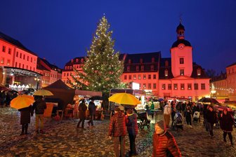 Die „Freie Presse“ testet Weihnachtsmärkte im Landkreis Zwickau: Wie schneidet Glauchau ab? - Der Weihnachtsmarkt am Markt in Glauchau erstrahlte am Samstagabend in einem besonderen Licht. An der Gemütlichkeit, die der Festplatz ausstrahlte, konnte auch der Regen nichts ändern.