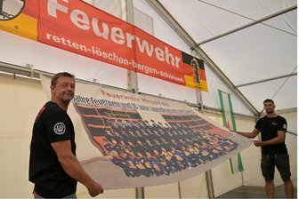 Die Freiwillige Feuerwehr Hirschfeld feiert am Wochenende gleich zwei Geburtstage: 100 Jahre Feuerwehr und 30 Jahre Jugendfeuerwehr. - Die Hirschfelder haben alles vorbereitet – vorn Gemeindewehrleiter Adrian Limbecker.