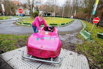 Die Freizeitanlage im Plauener Syratal startet am 1. April in die Saison - Diese pinkfarbenen Flitzer sind nicht nur was für Mädels: Die Jumicars, die in der Garagen warten, macht Freizeitanlagen-Mitarbeiterin Swena Glass derzeit startklar. 