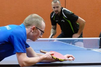 "Die Freude war wieder spürbar" - Die höchste Spielklasse, in der Männer-Teams aus dem mittleren Erzgebirge auf Punktejagd gingen, war die 1. Bezirksliga. Aus der musste sich Max Flath (vorn) mit dem SSV Zschopau als Tabellenletzter verabschieden, während Andy Tauber mit dem SV Großrückerswalde (7.) drin bleibt - genau wie der TSV 1872 Pobershau (5.).