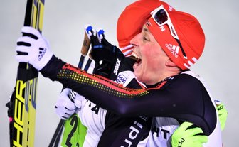 Die Freude zweier Konkurrenten - Freude im Erfolg: Eric Frenzel (vorn) und Johannes Rydzek lagen sich nach dem Sieg im Teamsprint in den Armen.