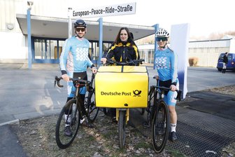 Die Friedensfahrt wird gelb: Beim European Peace Ride geht ab sofort die Post ab - Fahrradfahrer unter sich: EPR-Teilnehmer Alexander Freund, DHL-Betriebsmittelmanagerin Stephanie Nixdorf und EPR-Teilnehmerin Katharina Hofmann. Noch sind die Trikots blau, doch im nächsten Jahr werden sie dank der Post gelb sein.