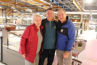 Die frühen Vögel am neuen Lengenfelder Edeka-Markt - Warum diese Vogtländer die ersten sein wollten - Mathias Höfer (r.) kennt viele seiner Kunden persönlich - so auch Hannelore und Reinhard Puschner.