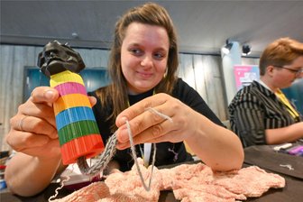 Die fünf Aha-Momente bei der Makers United in Chemnitz - Babette Sperling vom Verein Stadtfabrikanten zeigt, wie Wolle aus einem alten Pullover recycelt wird. Außerdem hat ihr Verein ein Strickliesel in Form eines Marx-Kopfes im 3-D-Druckverfahren hergestellt „Damit lernen Kinder das Stricken“, sagt die 33-Jährige.