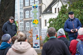 Die fünf Mittelpunkte von Chemnitz: Letzte Stele enthüllt - Künstler Wolf-Dietrich Leimcke (links) und Thomas Jahre stellen die fünfte Mittelpunkt-Stele vor.