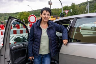 Die fünffach gesperrte B 169 im Erzgebirge im Selbsttest: Diese Fahrt kostet Zeit und Nerven - Hat hier noch gut Lachen: Redakteurin Heike Mann hat sich am Dienstagmorgen auf die Fahrt von Stollberg nach Stützengrün auf der Bundesstraße 169 begeben. Die Laune verging ihr allerdings schnell.