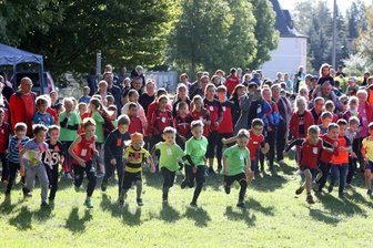 "Die Füße heben musste man schon" - Ab geht die Post: Beim Lichtensteiner Herbstlauf und den Kreiscrossmeisterschaften fand auch ein Rennen der U-8-Jungen statt. 
