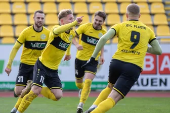 Die Fußball-Bekloppten: Wie der VFC Plauen an die Tür zur Regionalliga klopft - Tim Kießling, Max Winter, Valentin Sponer und Johan Martynets (von links) hatten nicht nur in der Liga Grund zum Jubeln. Das Foto entstand beim 2:1-Sieg im Sachsenpokal gegen Regionalligist Chemie Leipzig.