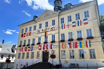 Die Fußball-EM wirkt nach: Warum die Fahnen am Rathaus Hainichen bleiben - Das mit Flaggen gestaltete Rathaus in Hainichen soll sich so ähnlich auch im nächsten Jahr noch zeigen.