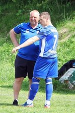 Die Fußball-Erzgebirgsliga läutet das Jahresende ein. Oder doch nicht? - Ein gutes Gespann des FV Königswalde: Trainer Thomas Roscher und Albrecht Seidler (r.).