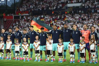 Die Fußball-Nationalmannschaft in der Einzelkritik - Die Fußball-Nationalspieler beim Abspielen der Nationalhymne vor dem Spiel gegen Finnland.