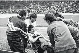 Die Fußball-Randale 1991 in Zwickau: Wie der Fotograf Frank Kruczynski sie erlebte - Der Auer Spieler Michael Gessner (Mitte) wird verletzt auf eine Trage gehoben.