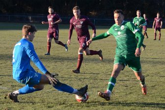 Die Fußballer des Monats im Vogtland: Fünf junge Wilde mischen ihre Ligen auf - Max Hertel (rechts) bei seiner Lieblingsbeschäftigung für den SV Merkur Oelsnitz. Er trifft im Derby gegen Irfersgrün. Mit vier Toren im März hat er sich zum vogtländischen Spieler des Monats auf Landesebene geschossen.