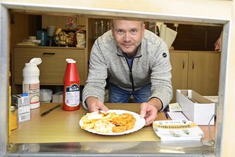 Die „Futterkrippe“ für den kleinen Hunger: Wie dieser Imbiss im Vogtland zu seinem Namen kam - Bei Jürgen Lenk in der "Futterkrippe" gibt es diverse Speisen für den kleinen Hunger.