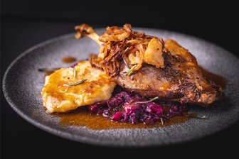 Die Gänsekeule im Restaurant reißt die 30-Euro-Marke: Wie begründen Wirte die hohen Preise? - Teurer Gaumenschmaus: Gänsebraten im Restaurant.