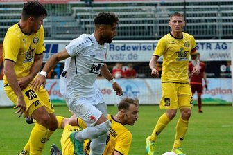 Die Gäste waren eine Klasse besser - Berlins Nader El-Jindaoui lässt die Auerbacher Abwehr stehen.