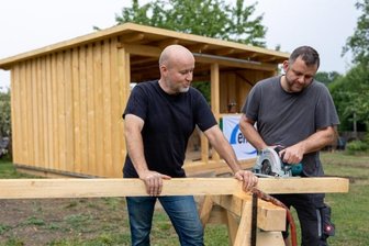 Die Gartensparte ohne Zwischenzäune - Zur Jubiläumsfeier des KGV Reichsbahn wird eine Bühne eingeweiht. André Wieland (l.) und Daniel Zenker legen dafür Hand an. 