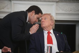 Die Gaza-Vereinbarung und der unwahrscheinliche Friedensstifter - US-Außenminister Marco Rubio flüstert mit US-Präsident Donald Trump, nachdem er ihm einen Zettel zugesteckt hat.