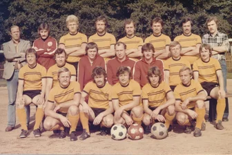 Die Geburt einer Trainer-Legende im Fußball: Wie Gerd Schädlich vor 45 Jahren im Erzgebirge seinen ersten Titel gewann - Mit dieser Scharfensteiner Mannschaft feierte Trainer Gerd Schädlich (hinten rechts) 1980 seinen ersten großen Erfolg.