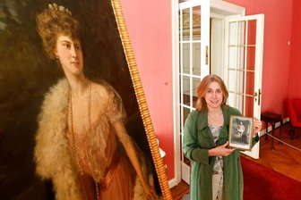 Die Geheimnisse der Fürstin Eleonore - Lara Klewin am Porträt der Fürstin Elenore von Schönburg-Waldenburg in der Beletage des Schlosses. In der Hand hält sie ein Bildnis des Fürsten Otto Victors II.