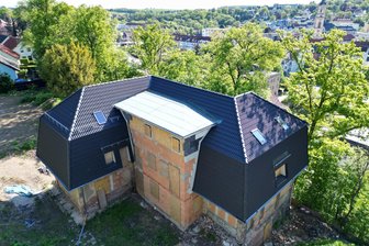 Die „Geistervilla“ in Werdau: Wie es mit dem markanten Gebäude weitergeht - Hat auch ein neues Dach bekommen: Die Villa Kahle auf dem Rahmenberg in Werdau.