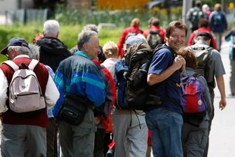 
              <p class="artikelinhalt">Start in Kirchbach auf dem neuen Teilstück des sächsischen Jakobsweges. Steffen Mehl aus Amtsberg bei Zschopau schaut noch einmal zurück auf die Strecke, die er schon hinter sich gelassen hat.</p>
            