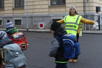 Die Gelben Engel helfen den Jüngsten im Verkehr - Schulweghelferin Ute Neubauer in Crimmitschau in Aktion. 