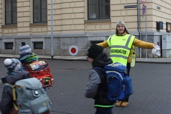 Die Gelben Engel helfen den Jüngsten im Verkehr - Schulweghelferin Ute Neubauer in Crimmitschau in Aktion.