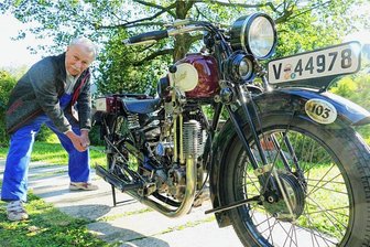 Die Geliebte in der Garage: Was das Motorrad von Friedrich Glänzel so besonders macht - Friedrich Glänzel hat in den vergangenen Tagen an seiner Schüttoff 500 K Supersport noch einen Schaden am Hinterrad behoben, damit er am Sonntag in Marienberg starten kann.