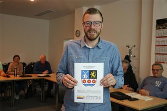 Die Gemeinde Rosenbach bekommt ein Wappen - Bürgermeister Michael Frisch zeigt das zukünftige Wappen der Gemeinde Rosenbach.
