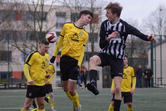 Die Gerüchteküche brodelt: Will der VfB Auerbach II die Fußball-Sachsenklasse verlassen? - Auerbachs bester Torschütze: Chris Ben Giesel (Mitte), hier im Kopfball-Duell mit einem Stollberger.