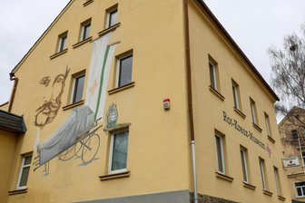 Die Geschichte der Menschlichkeit füllt ein ganzes Haus im Erzgebirge - In diesem Haus in Beierfeld stecken mehr als 20.000 Exponate, die die Geschichte des Roten Kreuzes belegen.