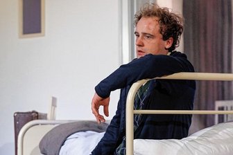 Die Geschichte einer Desillusionierung - Benedict Friederich ist neu im Ensemble des Eduard-von-Winterstein-Theaters. Er spielt das Solostück "Ein Kind unserer Zeit".