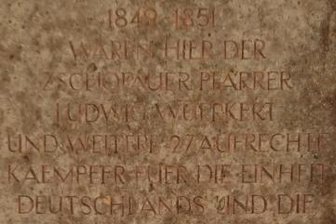 Die Geschichte einer Stadt während der Nazidiktatur - Die sehr verwitterte Gedenktafel am Schloss erinnert auch an die hier 1933 Inhaftierten. 