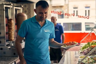 Die Geschichte eines Chemnitzer Dönermanns: „Der schönste Job, den ich mir vorstellen kann“ - Aydin Celayir ist der Dönermann von der Bernsdorfer Straße.