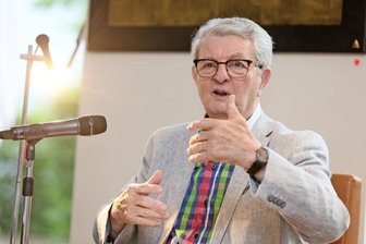 Die Geschichten vom jungen Hüpfer und dem alten Fuchs - Klaus Feldmann las zumindest fast pünktlich zum "gewohnten" Beginn der DDR-Nachrichtensendung "Aktuelle Kamera" am Donnerstagabend aus seinem Buch. 