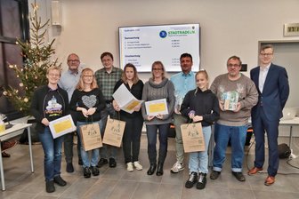 Die Gewinner des Stadtradelns: Auerbacher Kirchgemeinde fährt allen davon – aber Plauen bleibt an der Spitze - Oberbürgermeister Jens Scharff (parteilos) (Foto zweite Person v.l.) gratulierte den Gewinnern des Stadtradelns in Auerbach.