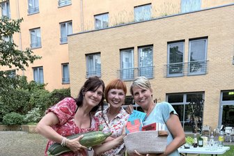 Die Gewinnerinnen bekommen eine Riesenzucchini: Was das Gemüse beim feministischen Zwickauer Kneipenquiz zu suchen hat - Das „Promi-Team“, bestehend aus (v. l.) Anja Dähne, Jenny Bück und Anne-Kathrin Findeiß, gewinnt das Kneipenquiz und erhält eine Riesenzucchini als Preis.