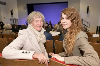 „Die gleichen Fehler nicht noch einmal begehen“: Wie eine 29-jährige Schauspielerin auf Hoheneck blickt - Gunhild Gerth und ihre Enkelin Luise Aschenbrenner bei der Gedenkveranstaltung in Hoheneck. „Ich bin mit den Geschichten meiner Großmutter aufgewachsen“, sagt die 29-Jährige. Vor 75 Jahren waren rund 1200 Frauen in das Gefängnis gebracht worden.