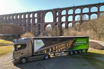 Die Göltzschtalbrücke auf Rädern: Wie ein Lkw das Vogtland bekannter machen soll - Der Vogtland-Lkw von Jörg Seidel vor der Göltzschtalbrücke.
